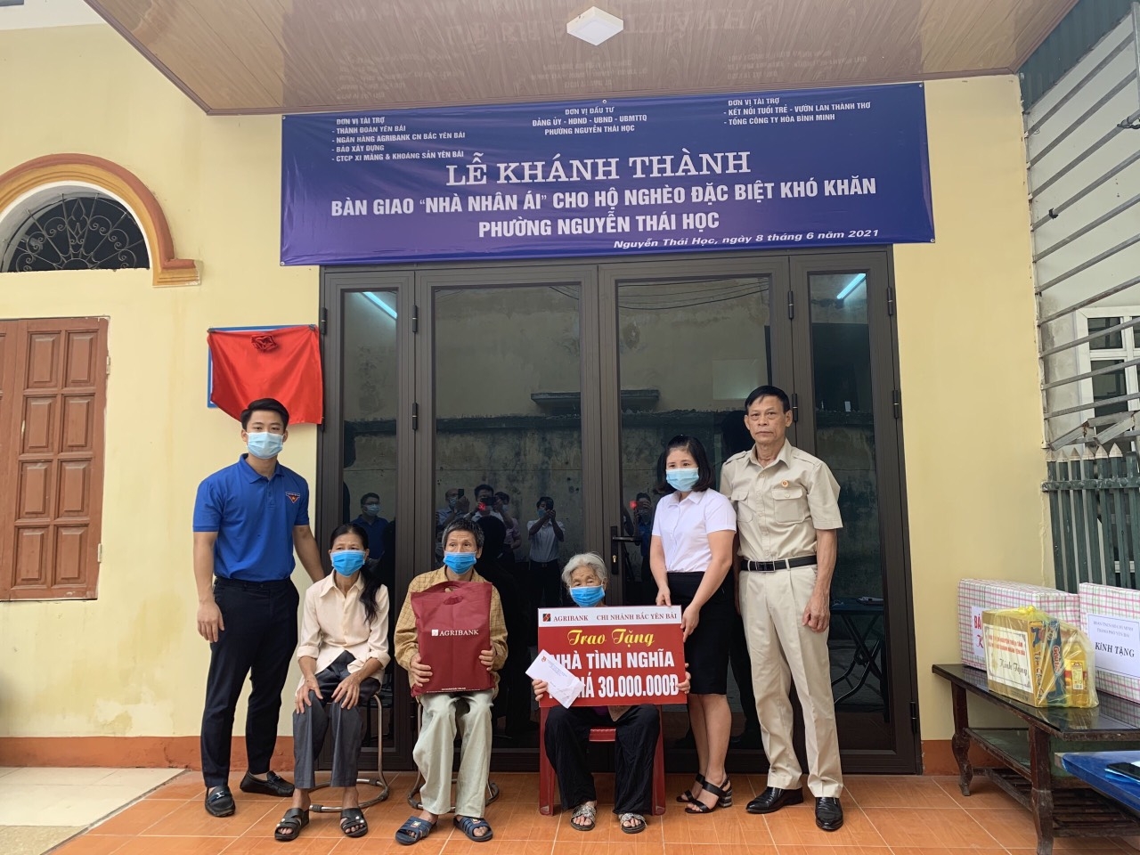 Báo Xây dựng bàn giao nhà nhân ái cho hộ nghèo phường Nguyễn Thái Học, thành phố Yên Bái