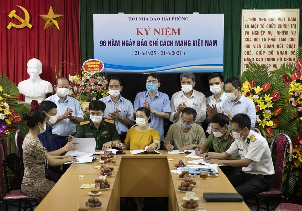Hội Nhà báo Hải Phòng: Trao Quyết định và Kỷ niệm chương “Vì sự nghiệp Báo chí Việt Nam” cho 29 hội viên tiêu biểu