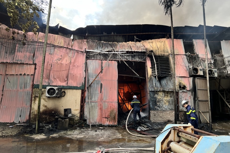 Hà Nội: Cháy kho chứa thực phẩm đã bị đình chỉ hoạt động