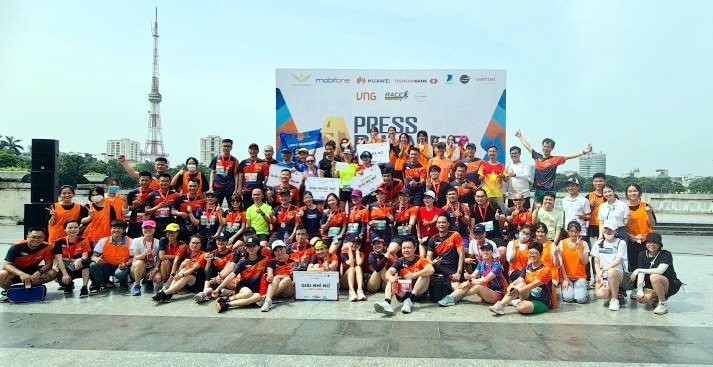 lan dau tien 200 nha bao tham gia giai chay press running marathon ha noi 2022