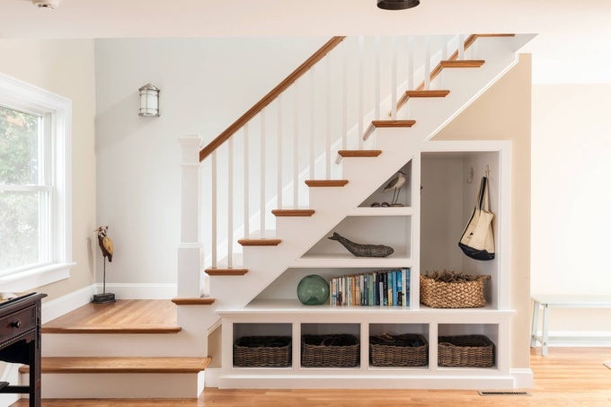Tận dụng không gian dưới cầu thang giúp tối ưu hóa nhu cầu sử dụng trong ngôi nhà của bạn (Ảnh: Houzz).