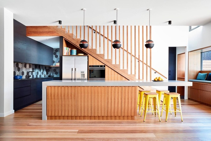 Tận dụng không gian dưới cầu thang làm kho lưu trữ giúp căn bếp nhỏ của bạn trông gọn gàng hơn (Ảnh: Houzz).