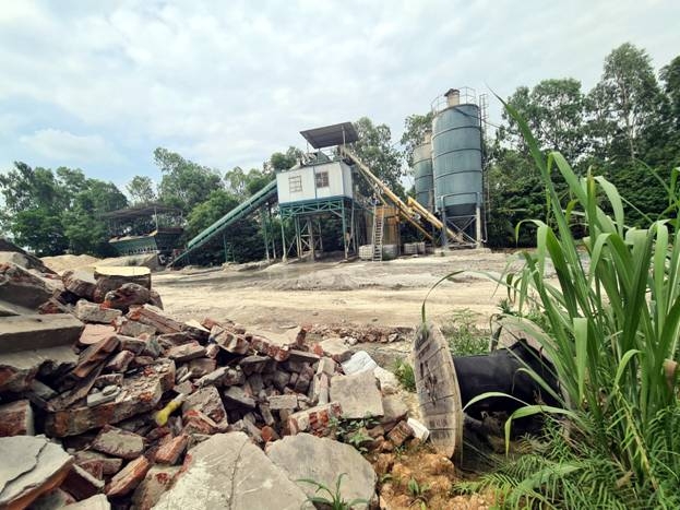 Đông Anh (Hà Nội): Cần xử lý dứt điểm trạm trộn bê tông, bãi xe không phép trên địa bàn xã Vĩnh Ngọc