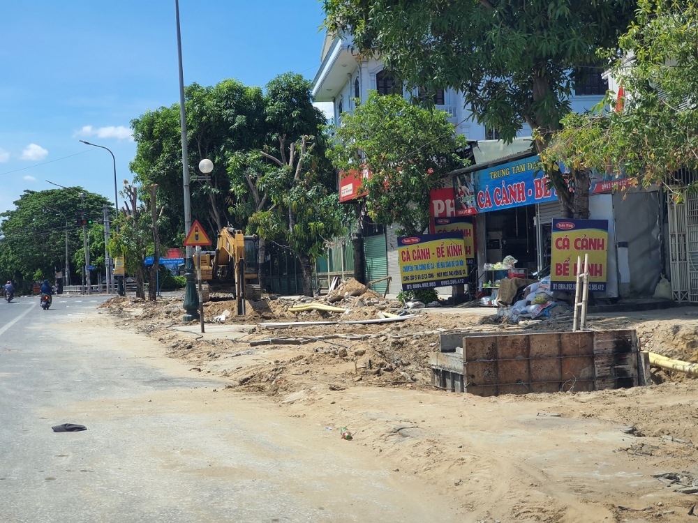 Thành phố Vinh: Di dời cây xanh trên đường Lê Nin trong thời tiết nắng nóng gay gắt