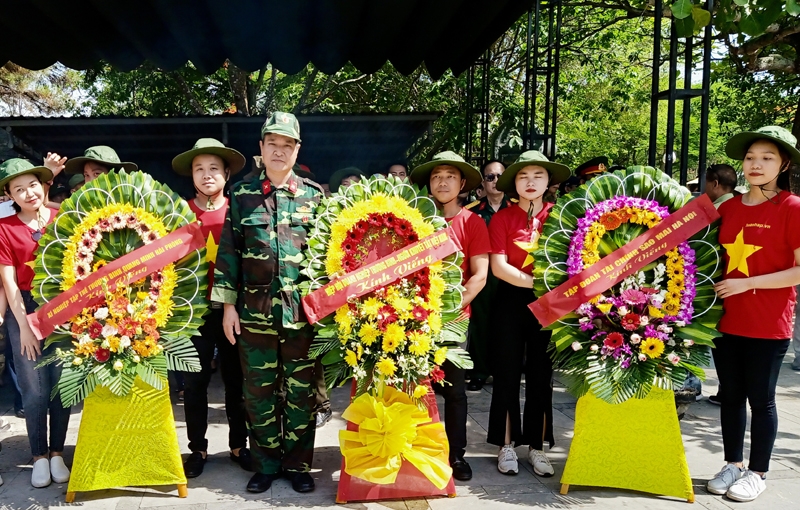 Ban Biên tập Báo Xây dựng dâng hương tri ân tại Quảng Trị