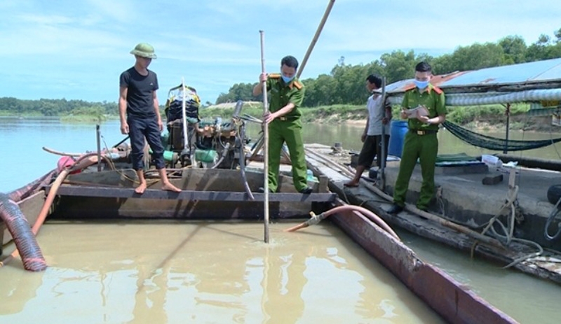 Thanh Hóa: Bắt hai tàu khai thác cát trái phép trên sông Chu