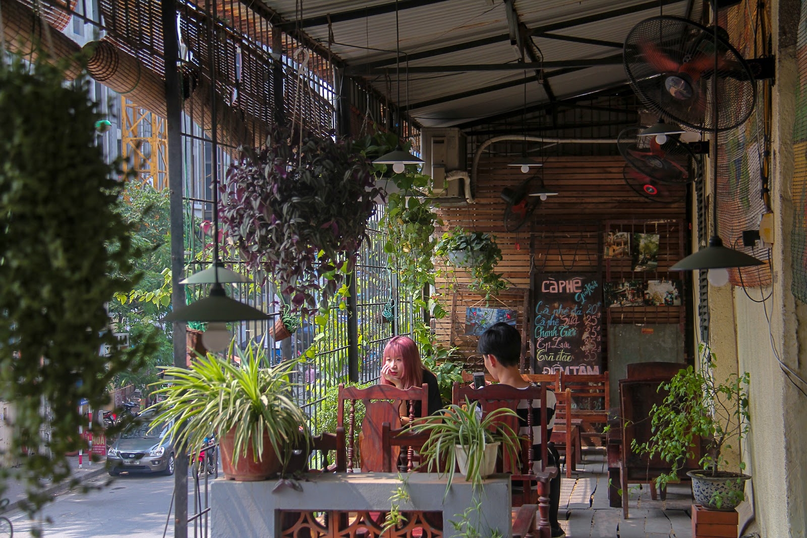 Hà Nội: Nhiều rủi ro tiềm ẩn tại các quán cà phê trong các khu tập thể cũ