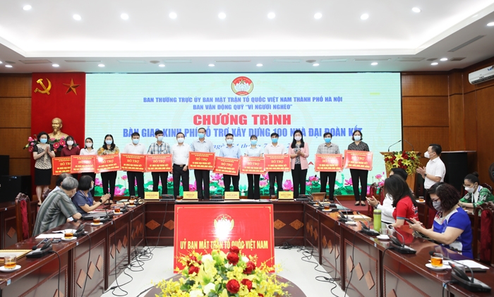 Hà Nội: Bàn giao kinh phí xây dựng 100 nhà Đại đoàn kết