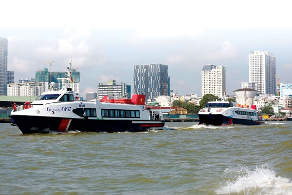 Dùng tàu thủy cao tốc chở rau củ miễn phí cho bà con Thành phố Hồ Chí Minh