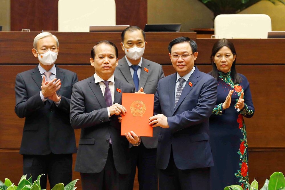 Chủ tịch Quốc hội Vương Đình Huệ trao Nghị quyết của Quốc hội về công tác cán bộ