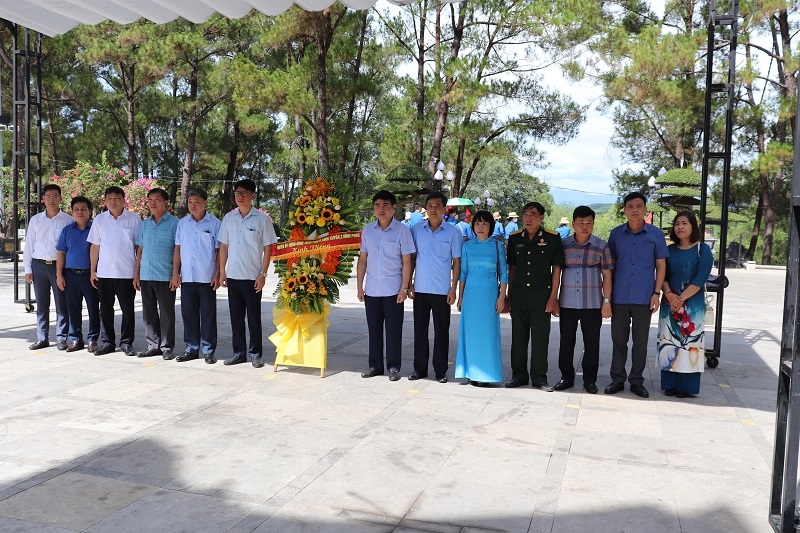 Đoàn công tác huyện Bình Xuyên tri ân các anh hùng liệt sỹ tại Quảng Trị