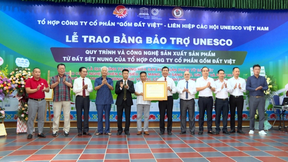 Quảng Ninh: Gốm Đất Việt nhận Bằng bảo trợ của Liên hiệp các hội UNESCO Việt Nam