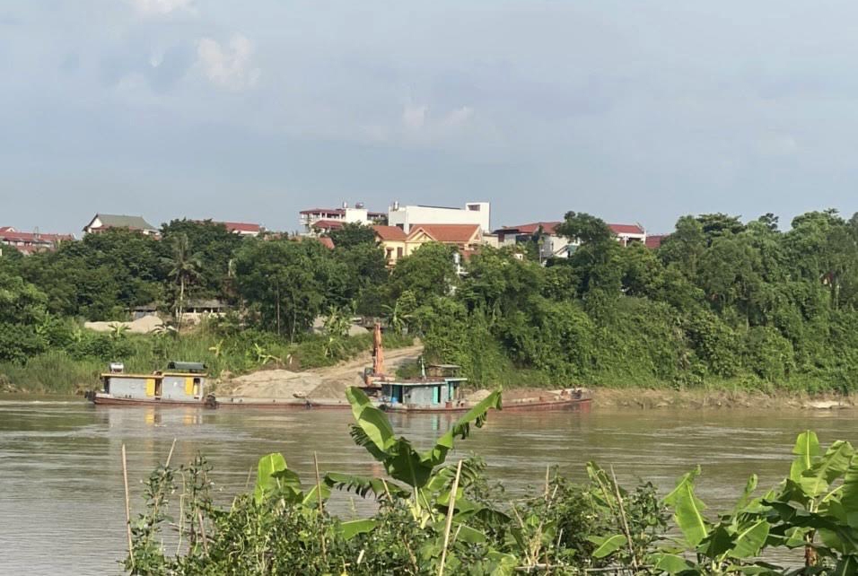 Phú Thọ: Đề nghị xử lý dứt điểm bến bãi không phép hoạt động dưới chân cầu Phong Châu