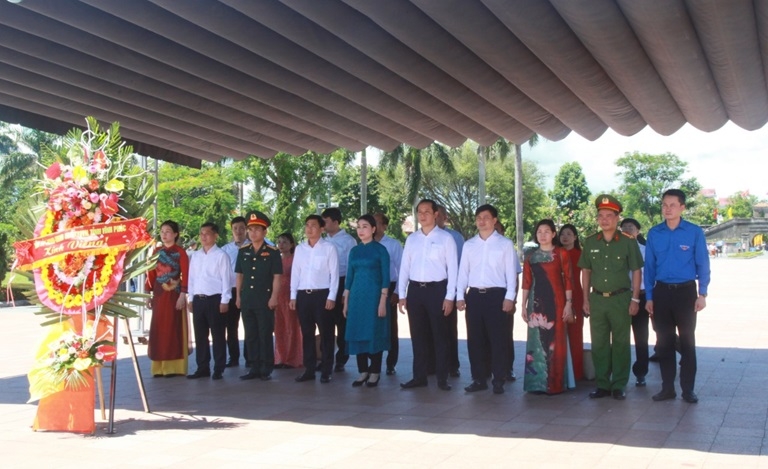 Đoàn lãnh đạo tỉnh Vĩnh Phúc viếng các anh hùng liệt sĩ tại Thành cổ Quảng Trị
