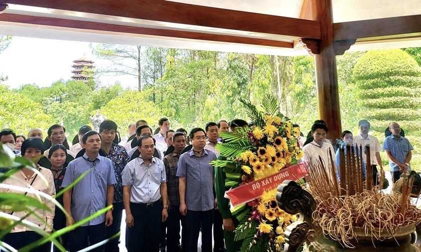 Bộ trưởng Nguyễn Thanh Nghị dâng hương tại Ngã ba Đồng Lộc và trồng cây lưu niệm tại Khu di tích