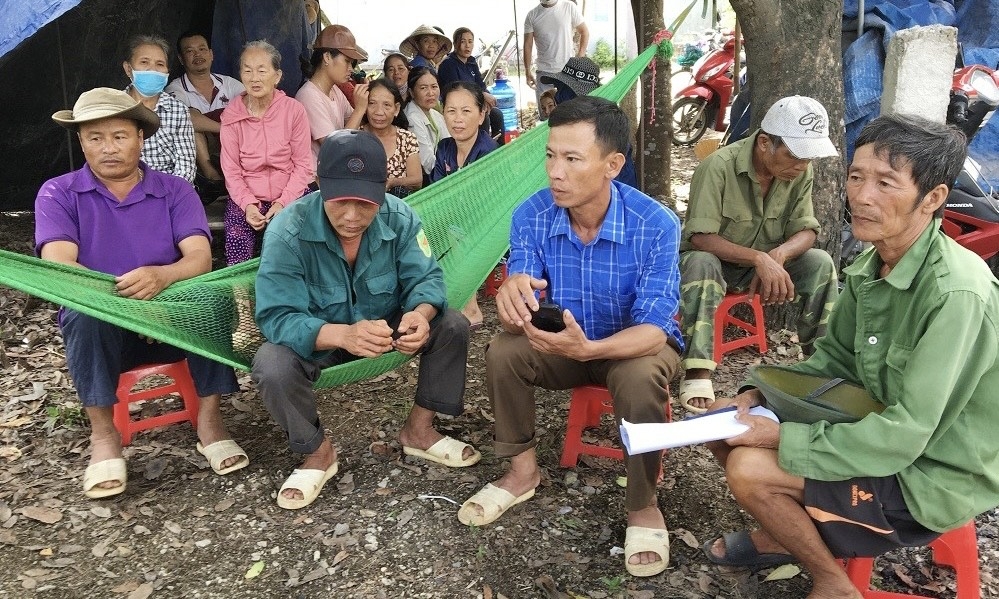 Quảng Bình: Dân dựng lán trại, chặn đường phản đối thi công Nhà máy xi măng Văn Hóa