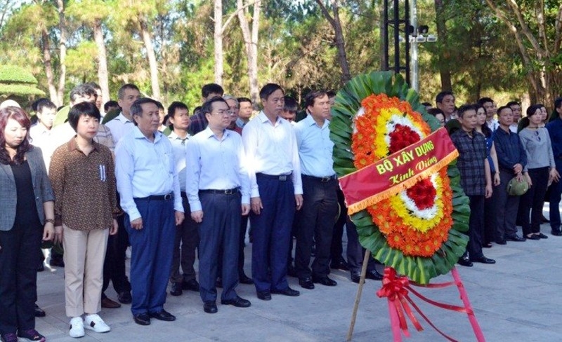 Đoàn công tác Bộ Xây dựng dâng hương tại các nghĩa trang liệt sỹ và tặng quà cho Bà mẹ Việt Nam anh hùng tại Quảng Trị