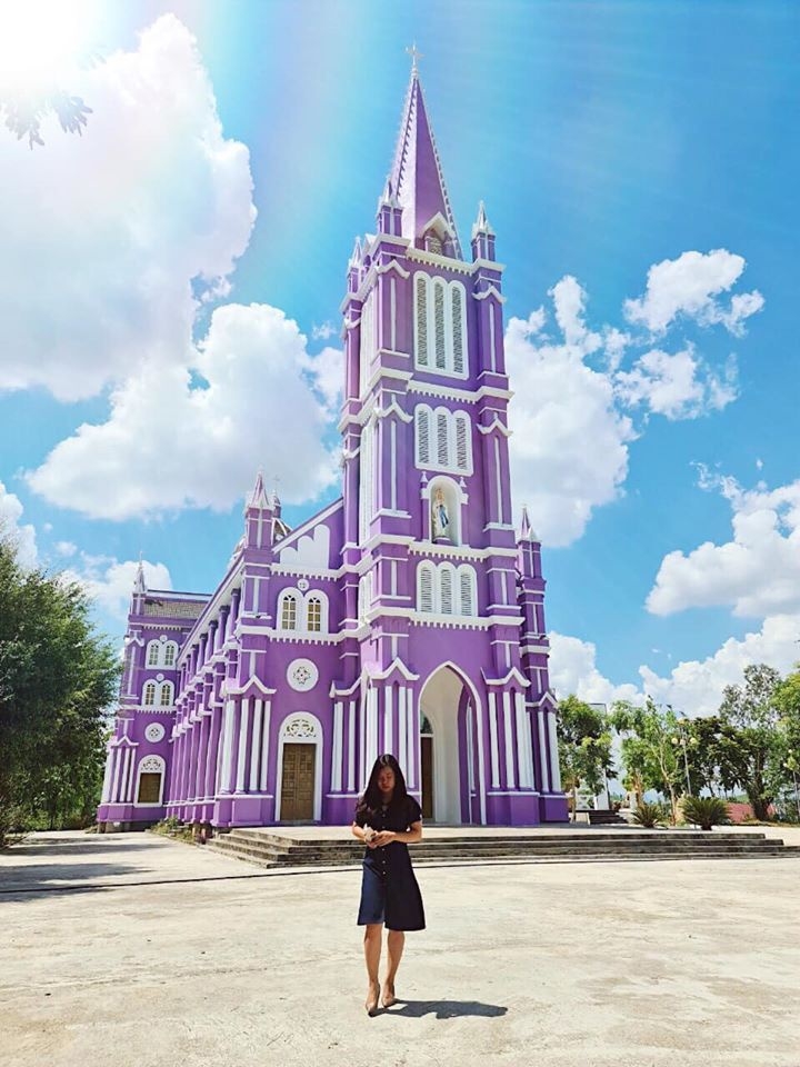 Nhà thờ màu tím hồng: Sắc màu tím hồng đang lan tỏa khắp nơi trong các thiết kế kiến trúc hiện đại và độc đáo. Nhà thờ màu tím hồng là một trong những ví dụ điển hình cho xu hướng này. Mang lại cho bạn cảm giác tươi mới và đầy sống động, thiết kế này chắc chắn sẽ thu hút các tín đồ yêu thích kiến trúc và nghệ thuật.