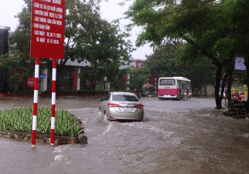 Hải Phòng: Mưa lớn gây ngập lụt tại một số khu vực nội thành