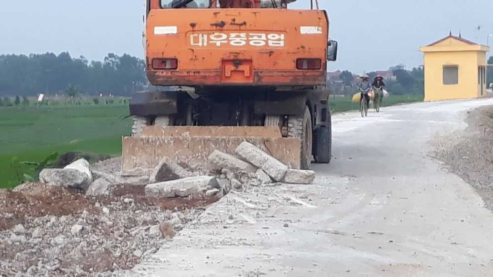 Bắc Giang: Dự án đê 145 tỷ xuống cấp nghiêm trọng, chủ đầu tư đổ lỗi cho thời tiết, xe quá tải