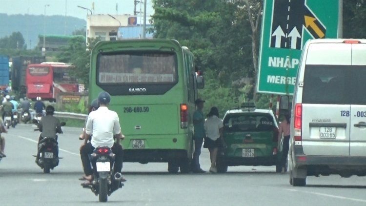 Siết chặt xe dừng, đón trả khách tại các gầm cầu vượt trên cao tốc Hà Nội - Bắc Giang