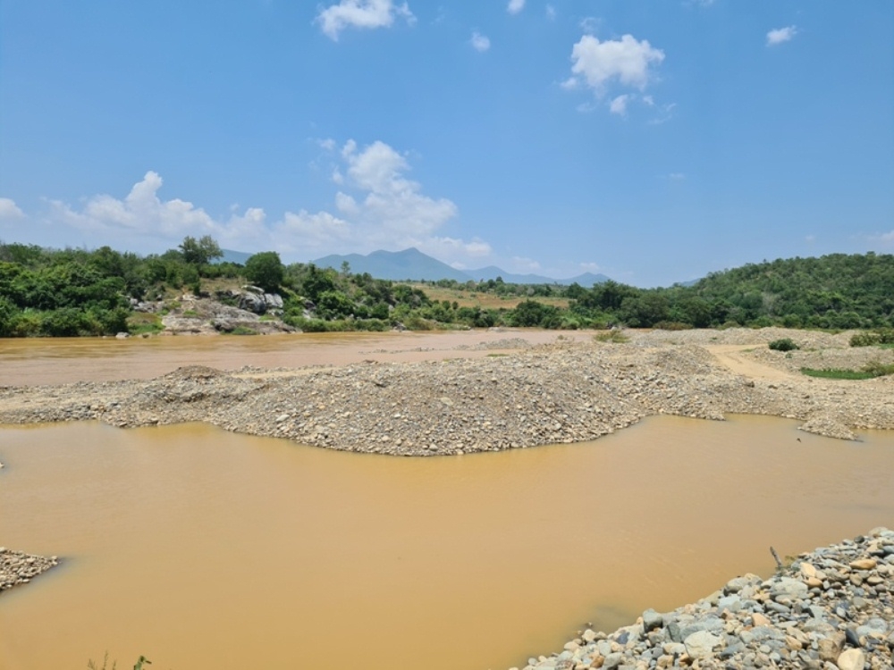 Ninh Thuận: Vẫn “hỗn loạn” tình trạng khai thác cát trên sông Dinh