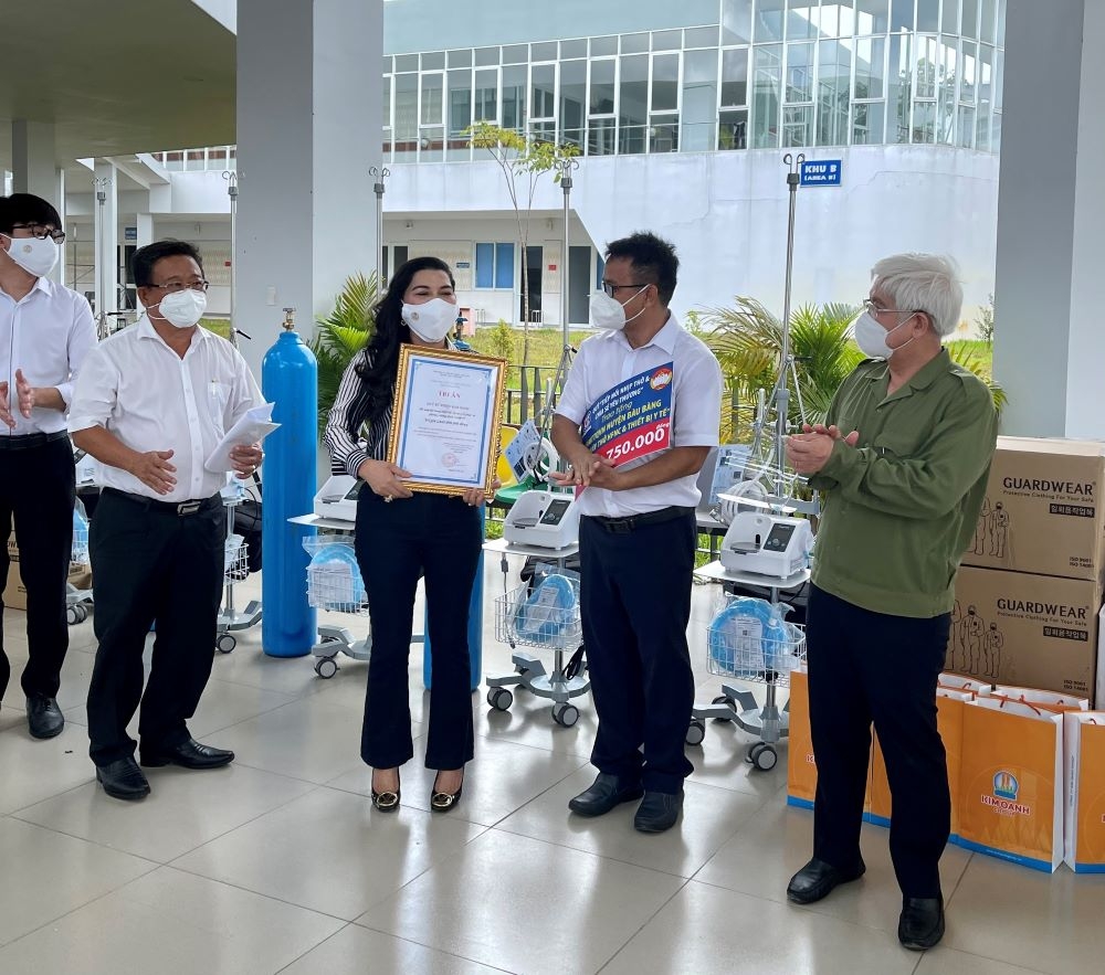 Kim Oanh Group tặng dụng cụ phòng, chống Covid-19 hỗ trợ phóng viên Thành phố Hồ Chí Minh, Bình Dương, Đồng Nai