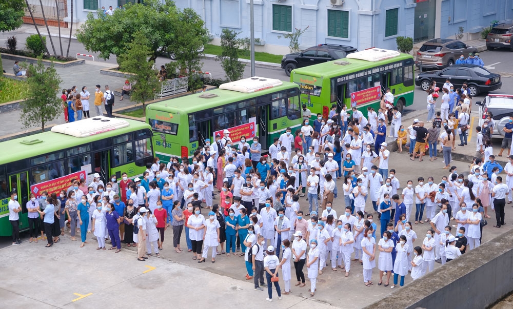 Bệnh viện Trung ương Thái Nguyên: Thêm 130 bác sỹ, điều dưỡng lên đường vào tâm dịch