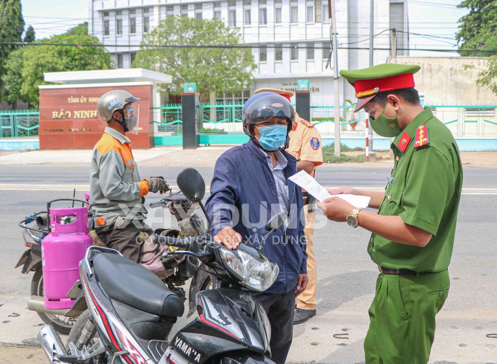 Chủ nhà trọ mua giả hồ sơ điều trị Covid-19 để người phụ nữ thông chốt về tỉnh Ninh Thuận