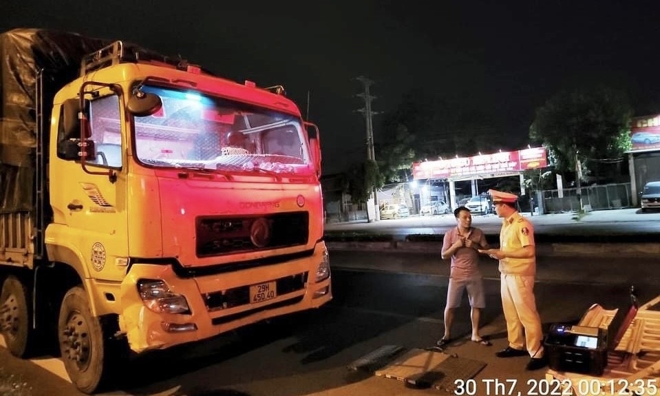 Vĩnh Phúc: Lực lượng cảnh sát giao thông xuyên đêm xử lý xe cơi nới, quá trọng tải