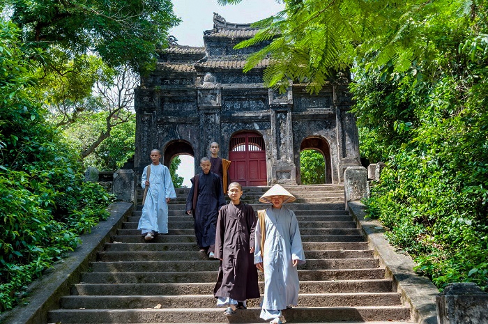 kien truc doc dao cua ngoi co tu o hue gieng nuoc trong xanh khong ai dam uong