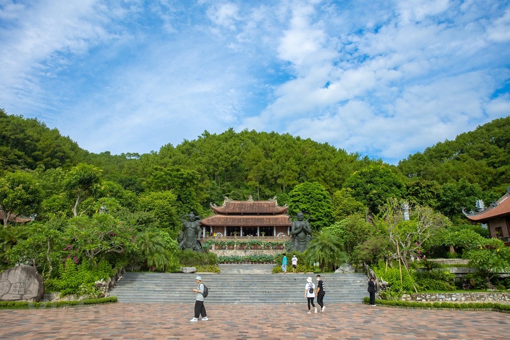 kham pha dia tang phi lai tu ngoi chua dep quen loi ve o ha nam