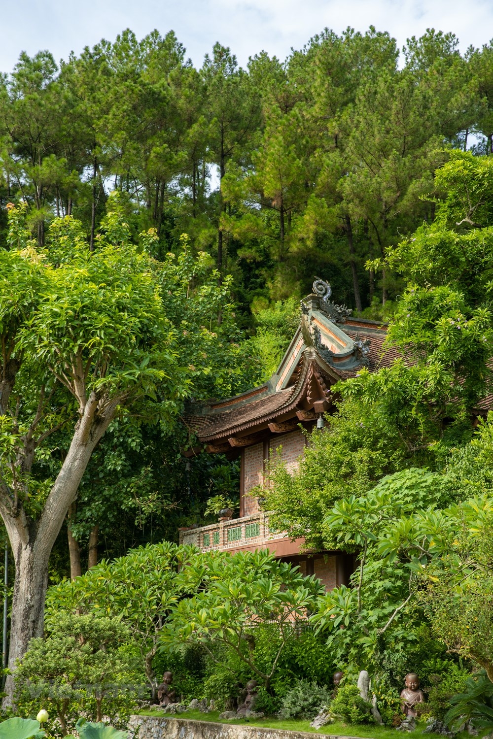 kham pha dia tang phi lai tu ngoi chua dep quen loi ve o ha nam