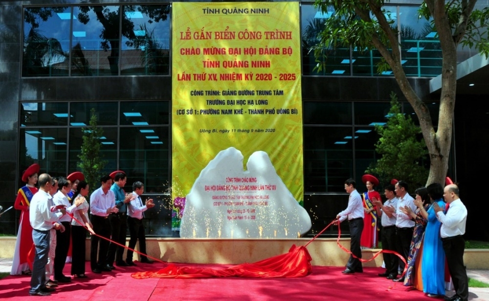 Quảng Ninh: Gắn biển công trình chào mừng Đại hội Đảng bộ tỉnh cho giảng đường trường Đại học Hạ Long