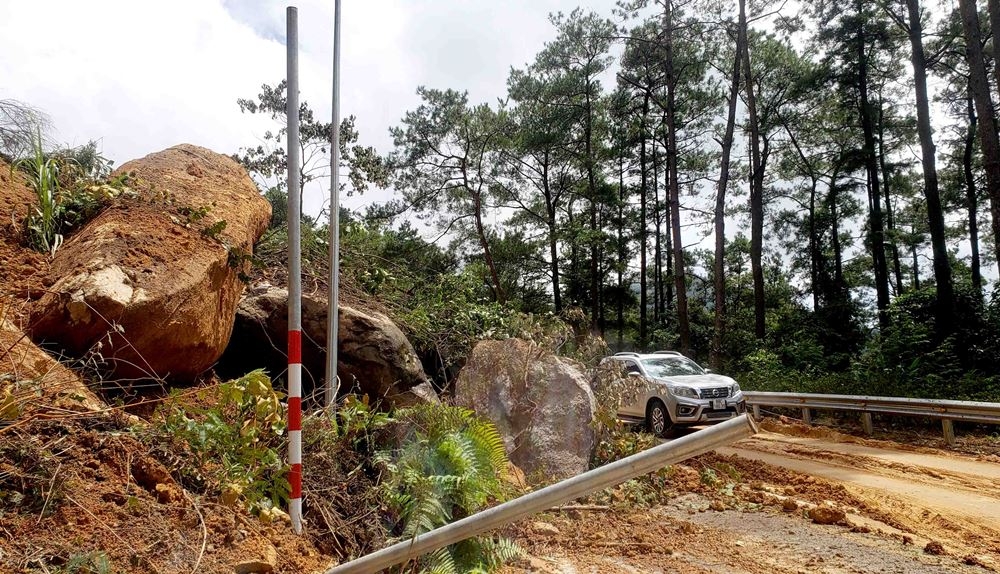 Vĩnh Phúc: Hàng trăm m3 đất đá sạt lở tại đường lên Tam Đảo