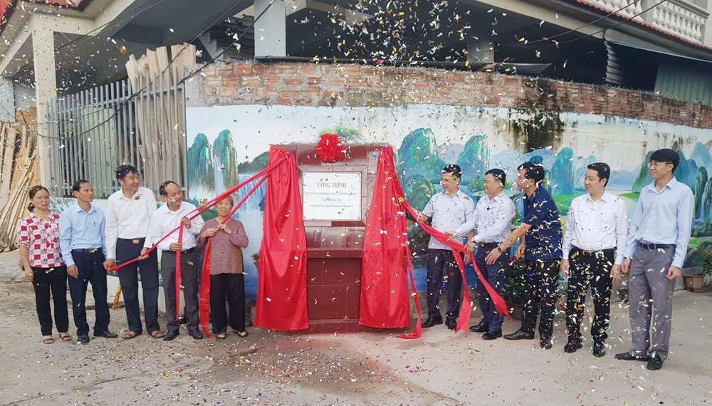 Vĩnh Tường (Vĩnh Phúc): Gắn biển công trình chào mừng Đại hội Đảng bộ tỉnh khóa XVII