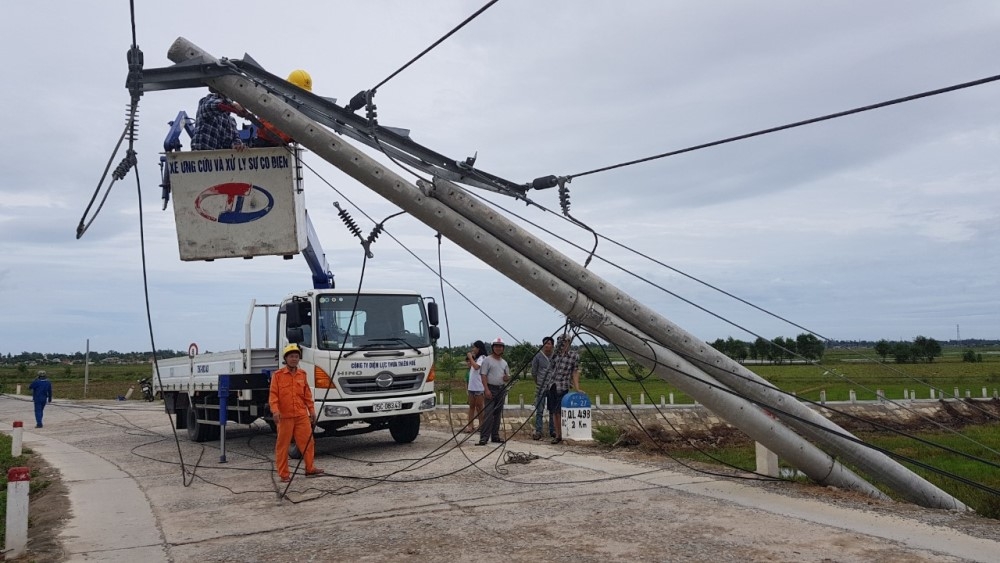 Thừa Thiên – Huế: Cột điện đạt tiêu chuẩn vẫn bị bão “quật ngã”