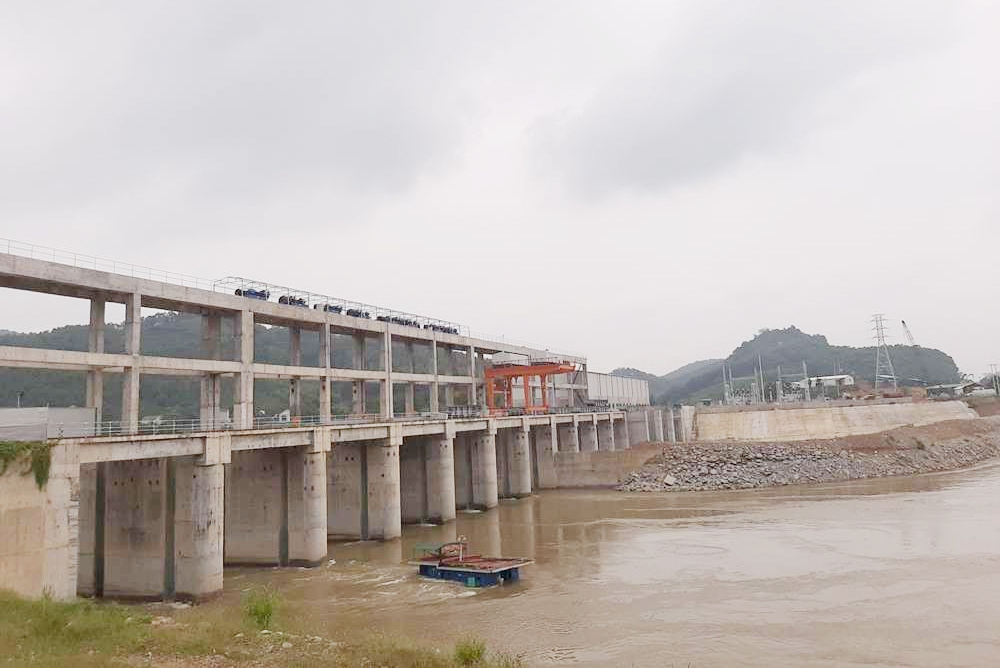Tuyên Quang: Tàu chở cát “vô chủ” bị lật tại cửa đập thủy điện Sông Lô 8B
