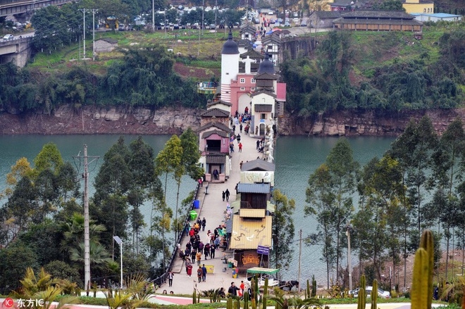 ngoi lang ky la nam chong chenh tren cay cau dai 400 m