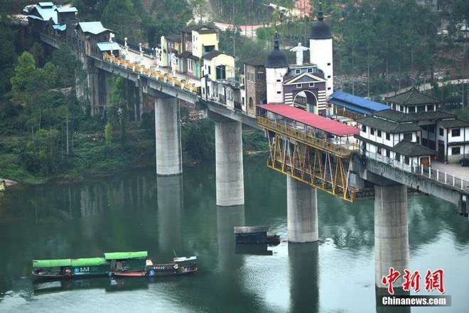 ngoi lang ky la nam chong chenh tren cay cau dai 400 m