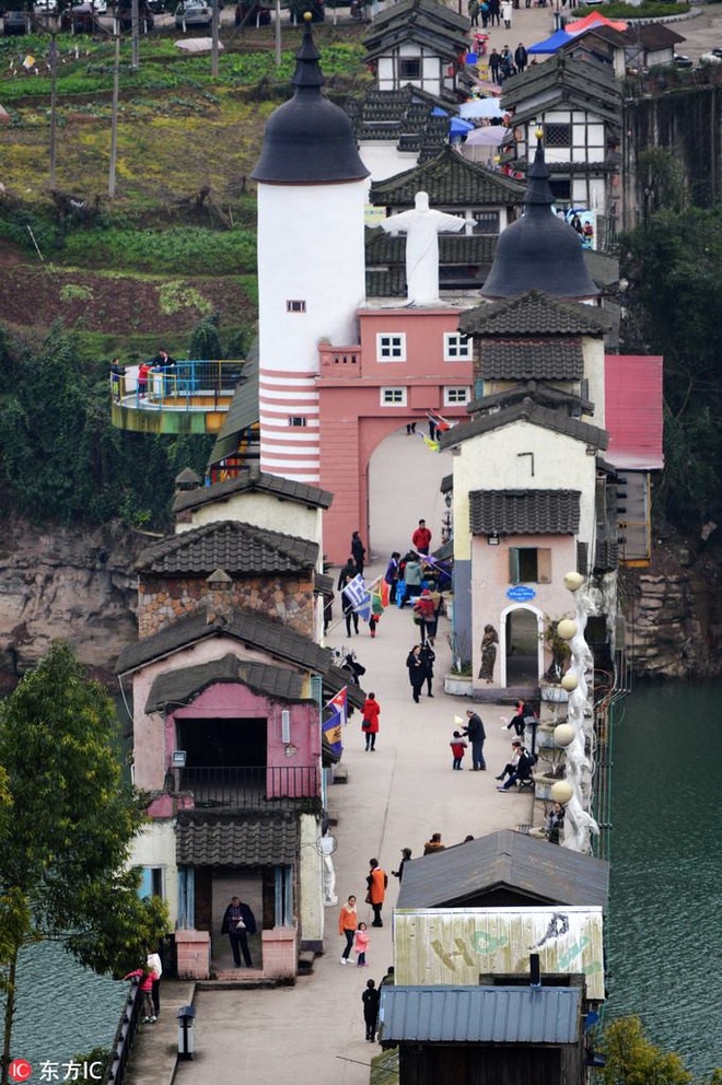 ngoi lang ky la nam chong chenh tren cay cau dai 400 m