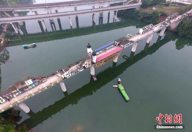 ngoi lang ky la nam chong chenh tren cay cau dai 400 m