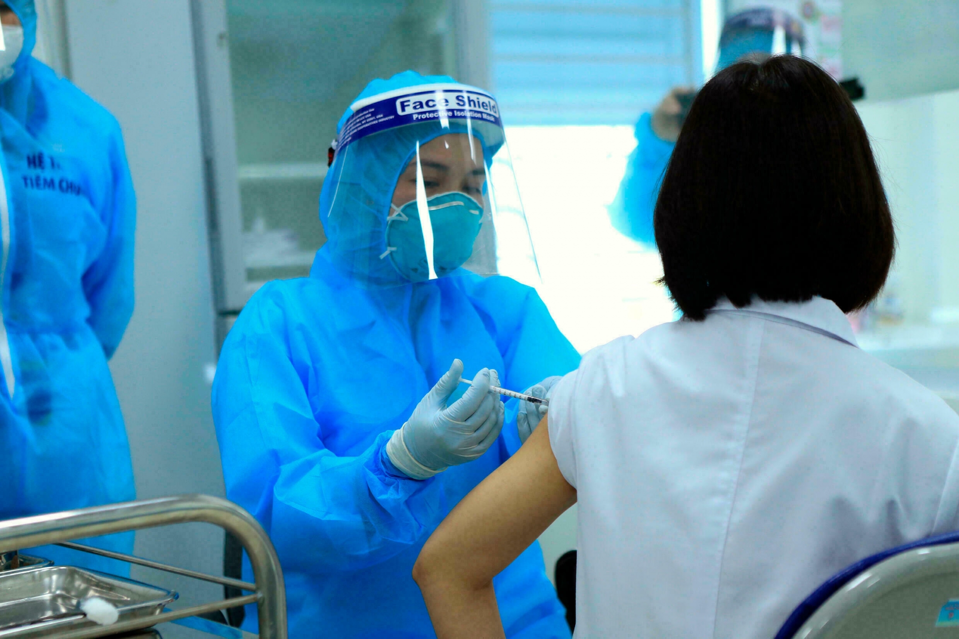 Hà Nội: Tập trung xét nghiệm nhanh chóng và tiêm chủng diện rộng cho người dân