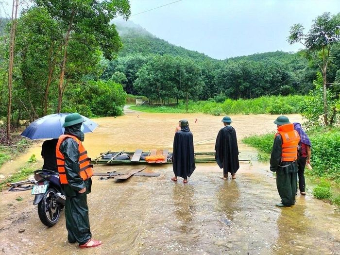 Nghệ An: Mưa lớn kéo dài gây ngập lụt cục bộ, nhiều tuyến đường bị chia cắt