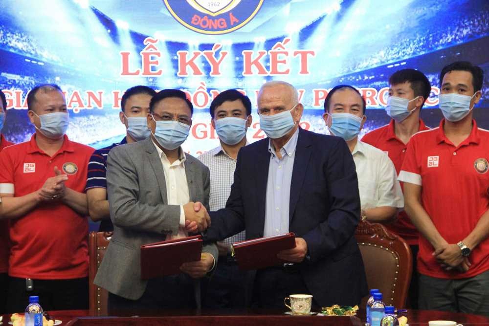 Hoàn tất hợp đồng gia hạn giữa Câu lạc bộ bóng đá Đông Á Thanh Hóa với huấn luyện viên Ljupko Petrovic