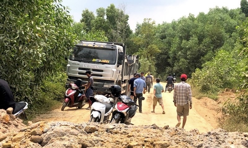 Quảng Ngãi: Công ty TNHH Lý Tuấn đã sai khi đổ đất chặn xe nhóm phóng viên
