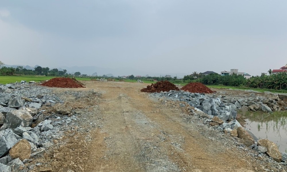 Hà Trung (Thanh Hóa): Ai cho phép nhà thầu thi công thay đất bằng đất đá thải?