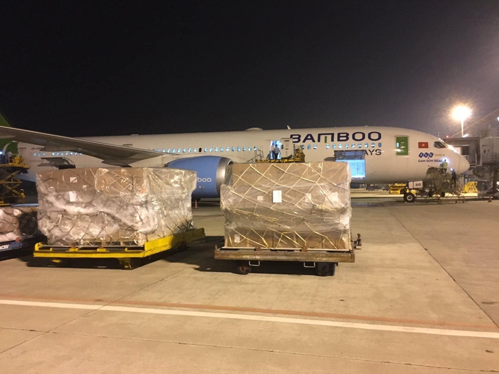 Bamboo Airways vận chuyển miễn phí hàng cứu trợ đến các tỉnh miền Trung