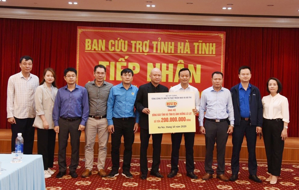 HUD ủng hộ đồng bào Hà Tĩnh 200 triệu đồng khắc phục hậu quả lũ lụt