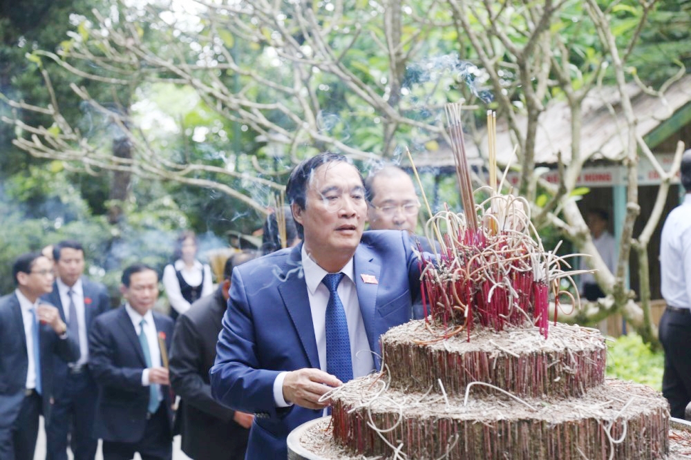 Phú Thọ: Đoàn đại biểu dự Đại hội Đảng bộ tỉnh lần thứ XIX dâng hương tưởng niệm các Vua Hùng